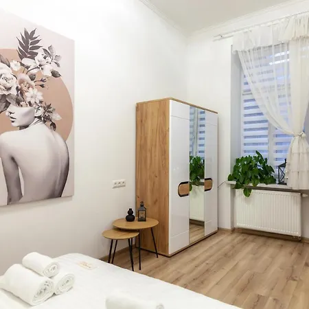 Апартаменти Avangard Mentsynskoho 3 *