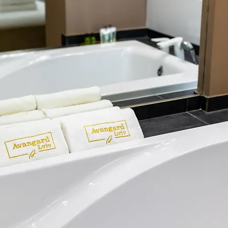 Апартаменти Avangard Mentsynskoho 3