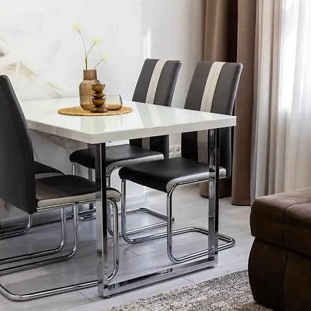 Apartment Avangard Mentsynskoho 3 *