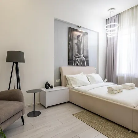 Апартаменти Avangard Mentsynskoho 3 Львів