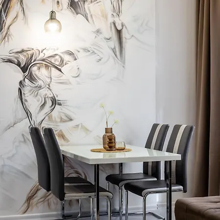 Apartment Avangard Mentsynskoho 3 *