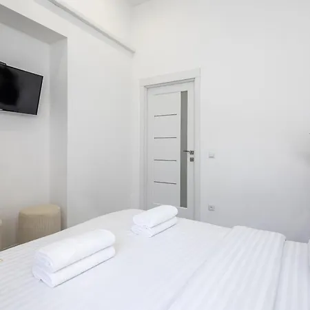Apartment Avangard Mentsynskoho 3 *