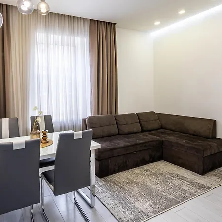 Avangard Mentsynskoho 3 Apartment