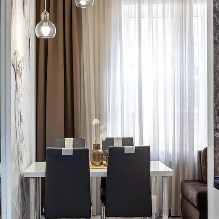 Apartment Avangard Mentsynskoho 3 *