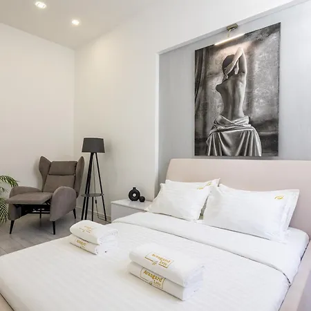 Apartment Avangard Mentsynskoho 3